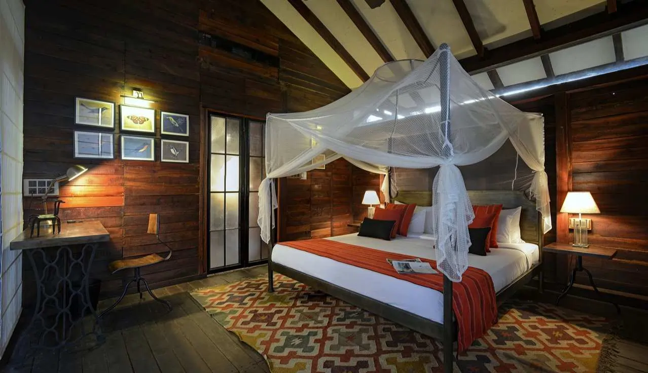 Luxury bedroom with four poster bed at Pench Tree Lodge
